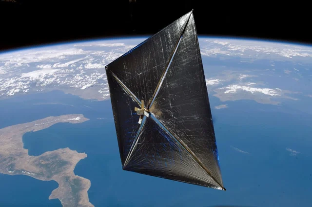 "Advanced Composite Solar Sail System" fångades i en 13-sekunders exponering över Arlington, Virginia den 2 september 2024. Uppdragsteamet bekräftade att seglets unika kompositbomstruktur vecklades ut den 29 augusti, vilket markerade en viktig milstolpe i demonstrationen av solseglingsteknik. Precis som en segelbåt använder vind i seglet, använder ett rymdfarkost solens tryck på seglet för framdrivning. Denna teknik fungerar som en banbrytare för framtida uppdrag med solsegeldrift. Bild: NASA/Bill Ingalls