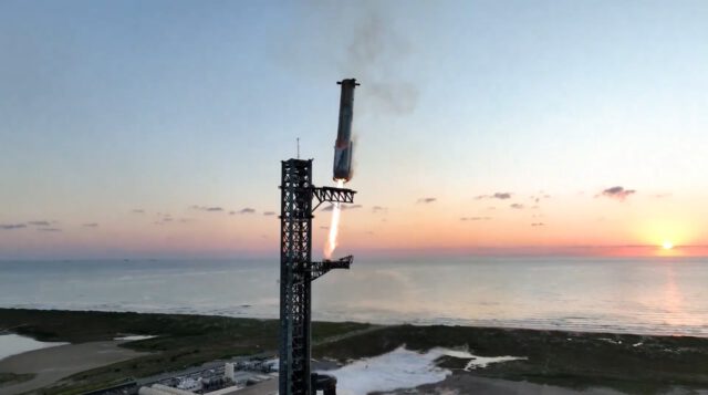 SpaceX Super Heavy fångades i landningen av Mechazillas s.k. chopsticks