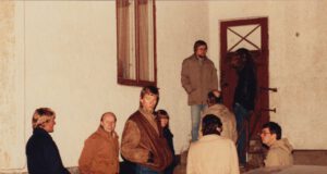 Astrohuset – I väntan på nyckelpersonen Kö utanför Astrohuset