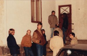 Astrohuset – I väntan på nyckelpersonen Kö utanför Astrohuset