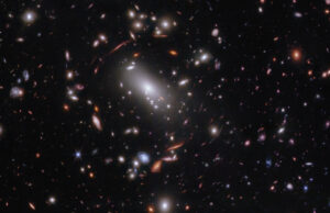 Äntligen en liten galax upptäckt nära Big Bang MACS J1423 - gigantisk galaxhop