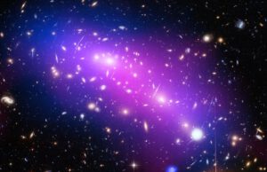 Galaxhopar och gasfilament: hur de hänger ihop Galaxhopen MACS J0416