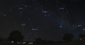 Tre stjärnhopar i Cassiopeja – så observerar du med handkikare Stjärnbilden Cassiopeja