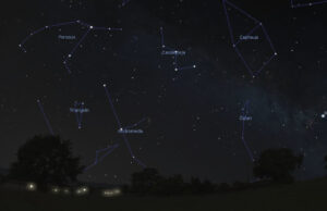 Tre stjärnhopar i Cassiopeja – så observerar du med handkikare Stjärnbilden Cassiopeja