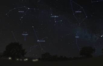 Tre stjärnhopar i Cassiopeja – så observerar du med handkikare Stjärnbilden Cassiopeja