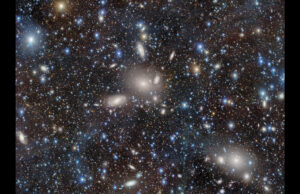 Sällsynta galaxer och praktstycken i Antliahopen Antliahopen