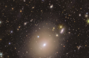 En perfekt Einsteinring upptäckt! NGC 6505 med Einsteinring